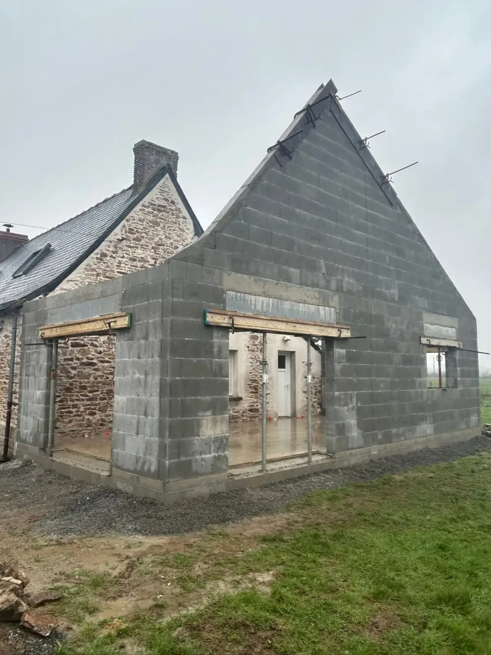 Chantier de maçonnerie, terrassement et ravalement réalisé par OLIVEIRA en Indre-et-Loire — photo 13