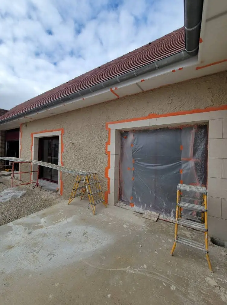 Muret et soubassement en maçonnerie, chantier en Indre-et-Loire