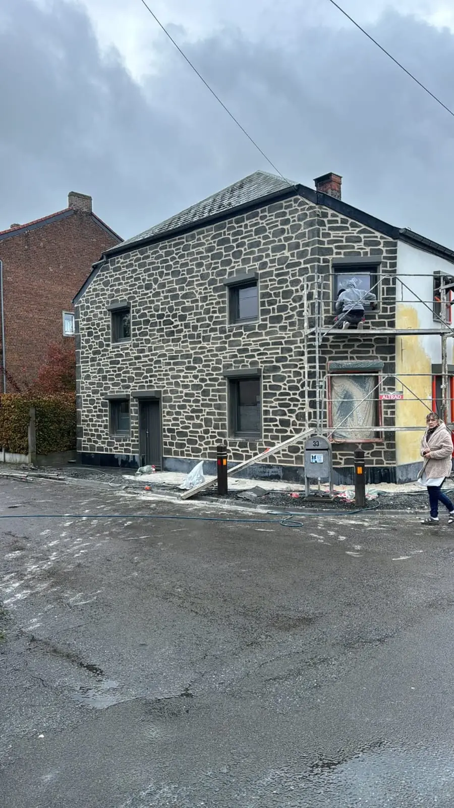 Angle de façade rénovée et terrasse maçonnée